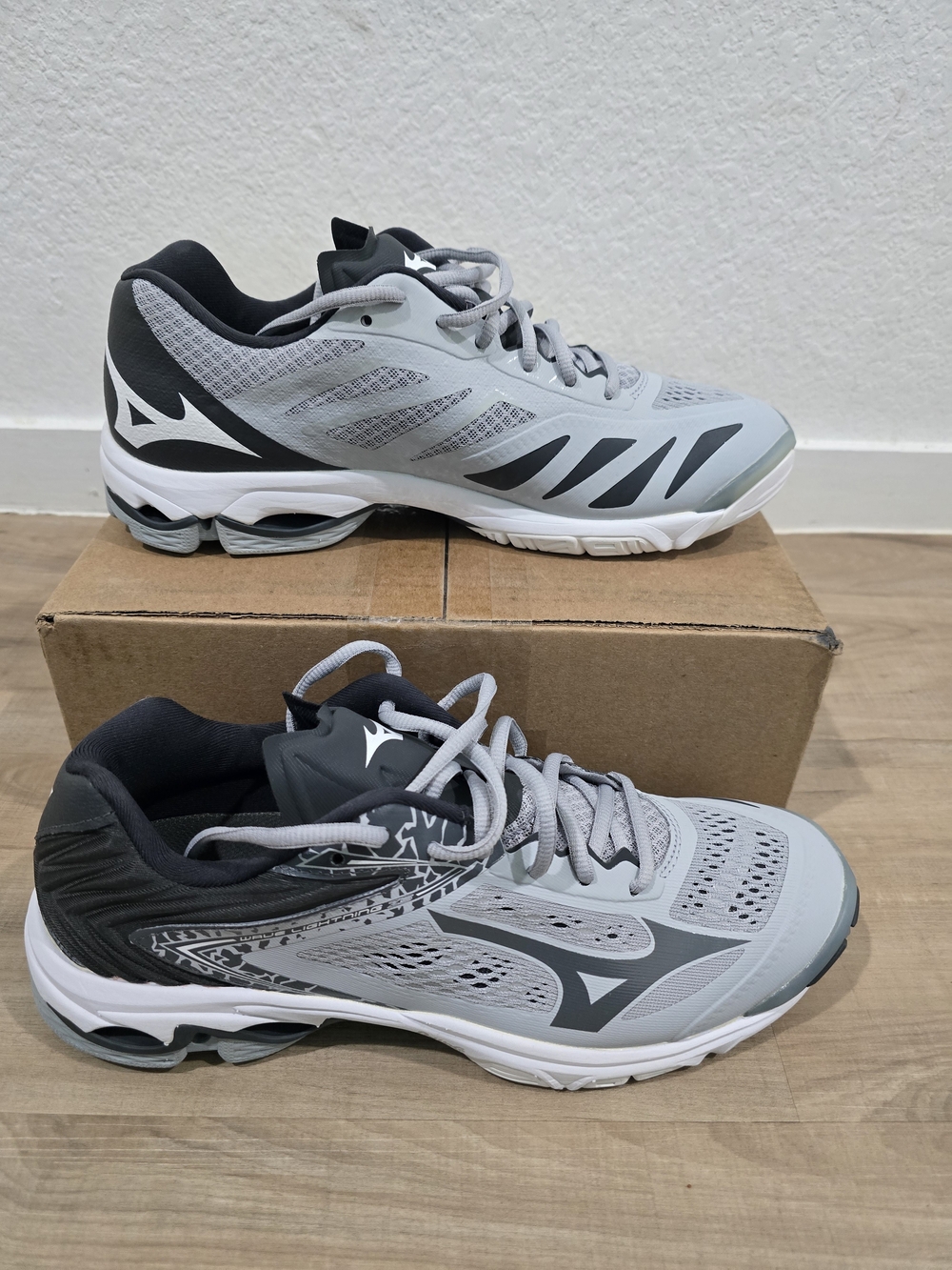 Mizuno Men's Athletic Running Shoes - Grey & Black